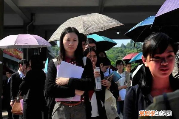 本科生真的遍地都是,大学生遍地走,硕士多如狗