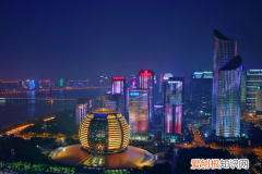 灯光秀是怎么做出来的，高楼大厦的灯光秀是怎么做出来的