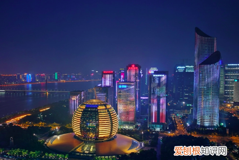 灯光秀是怎么做出来的，高楼大厦的灯光秀是怎么做出来的