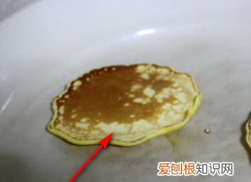 怎么做又薄又软的鸡蛋饼视频,鸡蛋饼怎么做才能做的松软好吃