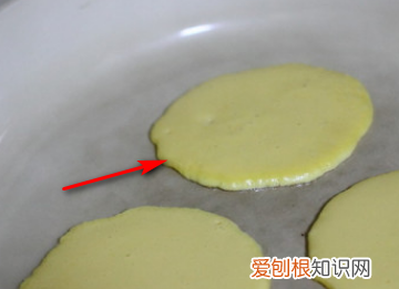 怎么做又薄又软的鸡蛋饼视频,鸡蛋饼怎么做才能做的松软好吃