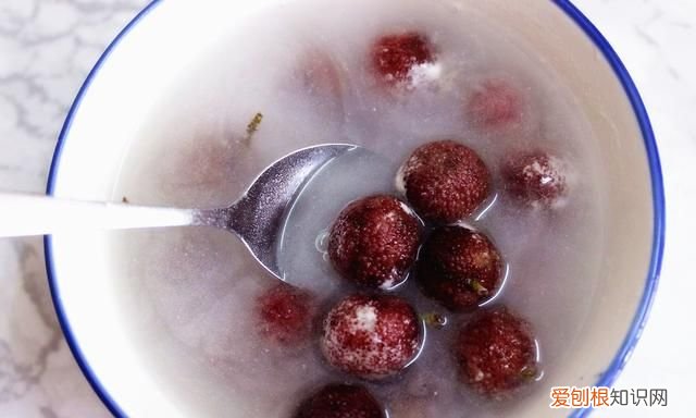 怎么洗才能使杨梅的小虫洗出来