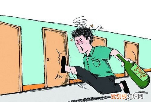 故意扔酒瓶砸门口是否犯法