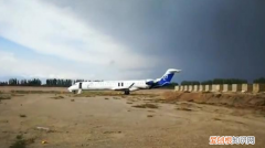 华夏航空公司飞机冲出跑道