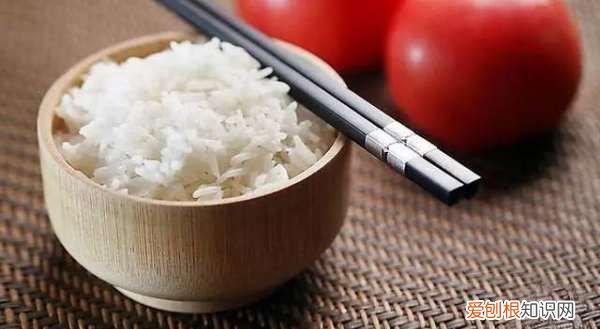 蒸米饭放多少水，做米饭时需要先淘米目的是什么