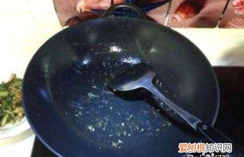 锅烧干了的黑色怎么清除，烧水忘关火了可以用水浇灭吗