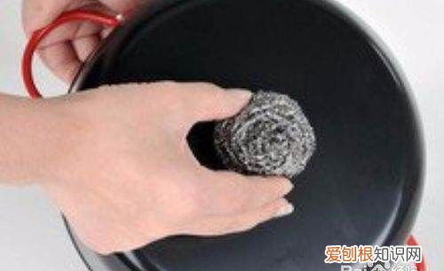 锅烧干了的黑色怎么清除，烧水忘关火了可以用水浇灭吗