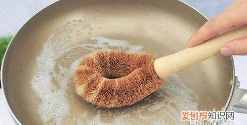 锅烧干了的黑色怎么清除，烧水忘关火了可以用水浇灭吗