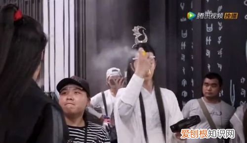 肖战黄色灯牌什么意思，王一博肖战红绿灯什么意思