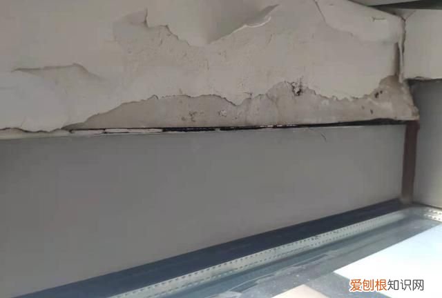 下雨窗户缝进水怎么处理,下大雨阳台窗户缝隙进水怎么解决