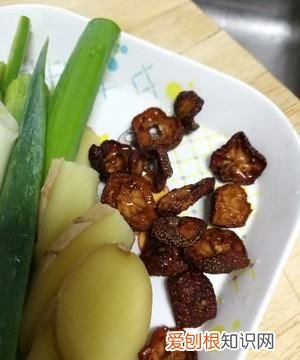 压肘子怎么做，猪肘子压花肉的做法