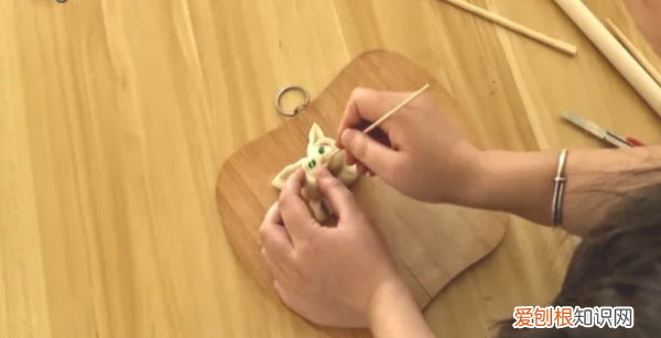 面团卡通小兔怎么做，如何用面团做兔子泥塑视频