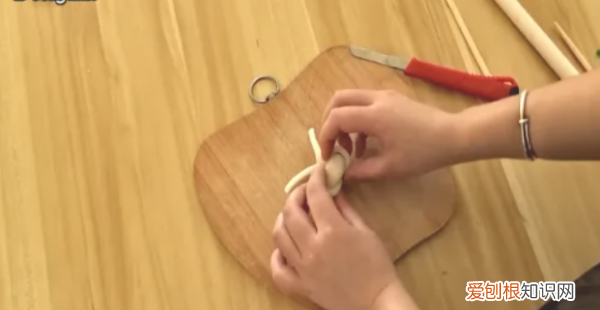 面团卡通小兔怎么做，如何用面团做兔子泥塑视频