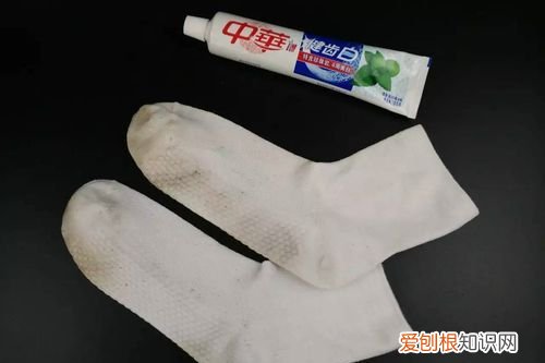 白袜子为什么会发黄,白色衣服放久了变黄该怎么处理的呢白色衣服