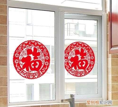 透明窗花怎么贴玻璃上，窗花用什么贴在玻璃上面