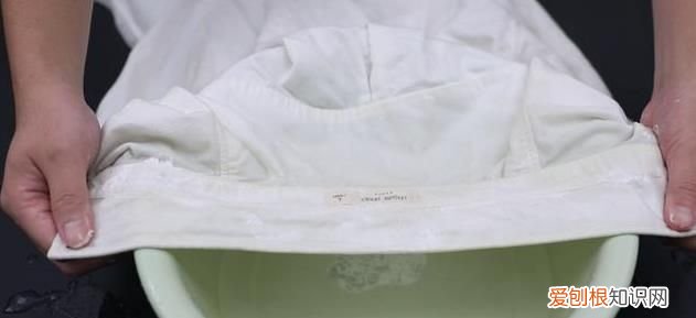 白衣服上有黄点洗不掉怎么办,纯棉白色衣服上有黄渍怎么清洗