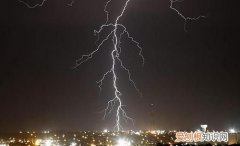 哪些东西最容易遭雷击，我的静电很强夏天有闪电时是否容易遭雷击