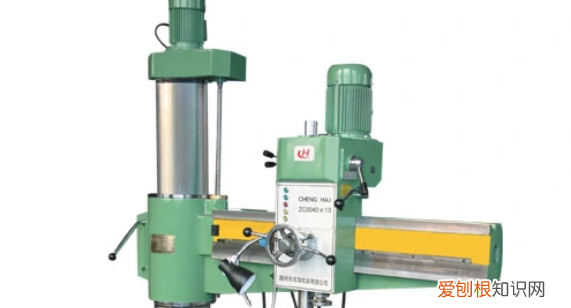 使用钻床时是否可以戴手套操作