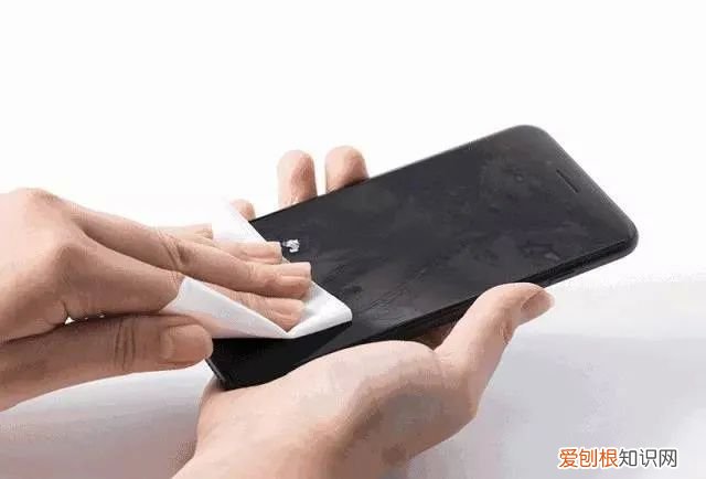 新冠病毒可在手机屏上存活一个月？ 新冠在手机屏存活