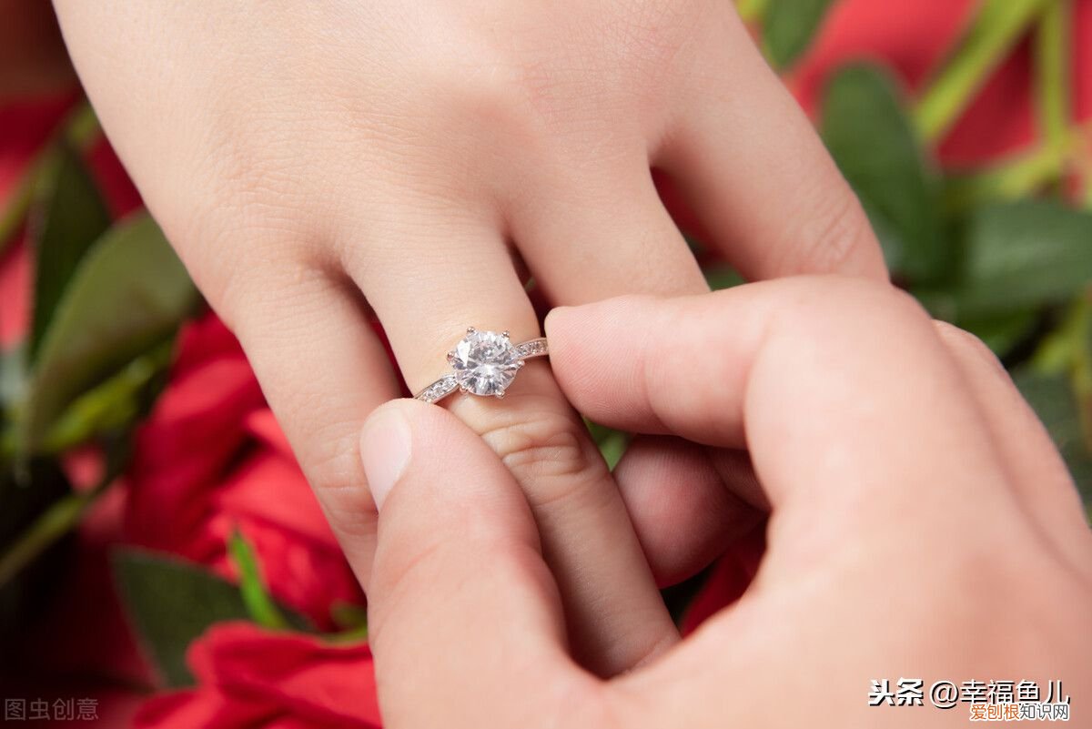 戒指戴在哪个手指代表什么? 各个手指戴戒指的含义是