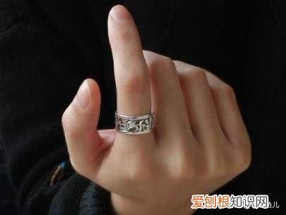 戒指戴在哪个手指代表什么? 各个手指戴戒指的含义是