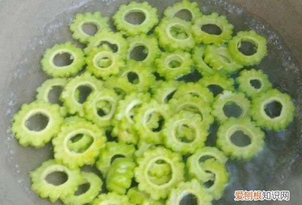 如何去除苦瓜苦味，苦瓜很苦用英语怎么说