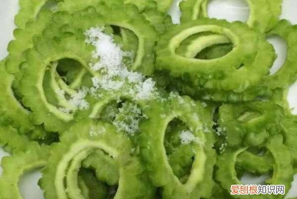 如何去除苦瓜苦味，苦瓜很苦用英语怎么说