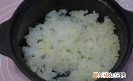 银耳汤熬多久合适，冰糖雪梨银耳汤煮多久合适