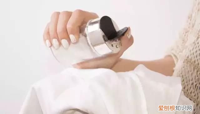 变黄的白衣服怎样恢复？ 白色衣服发黄怎么洗白