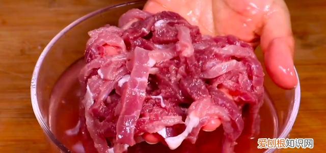 为什么炒肉丝时加入淀粉肉会变嫩?