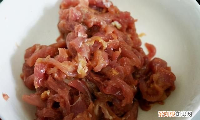 为什么炒肉丝时加入淀粉肉会变嫩?