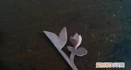 手工剪纸画板图形怎么剪，剪轴对称图形漂亮图片教程