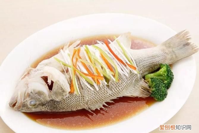 鲈鱼为什么会发黄，鲈鱼蒸出来骨头发黄为什么