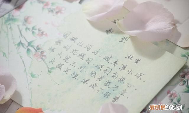 杜甫的春望烽火连三月家书抵万金的意思