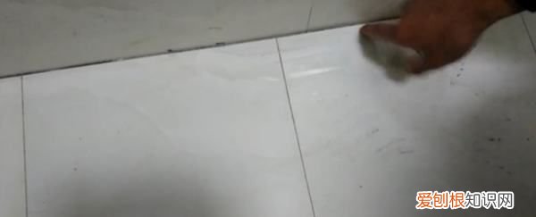 瓷砖填缝剂怎么清除，清洗瓷砖表面填缝剂最有效办法是什么?