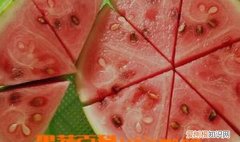 西瓜有酸味能吃吗，切开西瓜放置以后一层霜能吃不