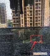 屋内窗户结冰怎么回事，冬天窗户玻璃裂了怎么办