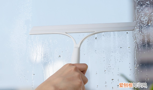 窗户怎么擦干净，擦窗户玻璃的最快最干净的妙招是什么