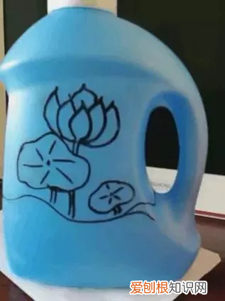 废弃的洗衣液瓶剪一刀秒变花盆 洗衣液瓶子做花盆制作方法图片