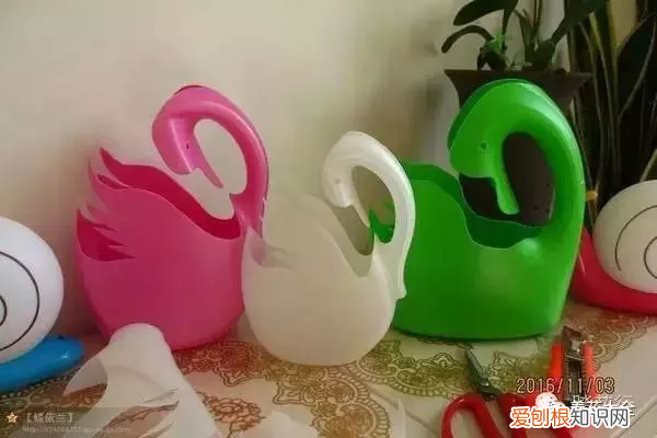 废弃的洗衣液瓶剪一刀秒变花盆 洗衣液瓶子做花盆制作方法图片