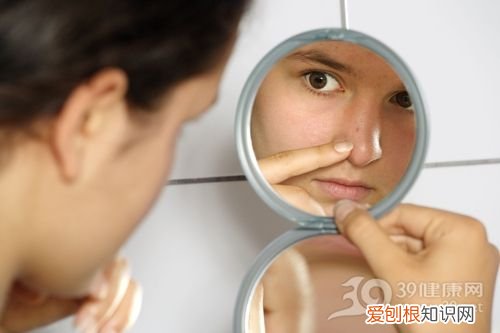 鼻子上长痘痘是什么原因呢? 鼻子长痘痘的原因