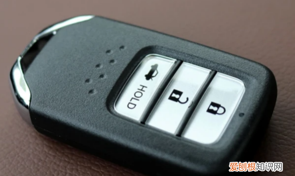 urv钥匙电池如何换,本田冠道电瓶怎么拆装