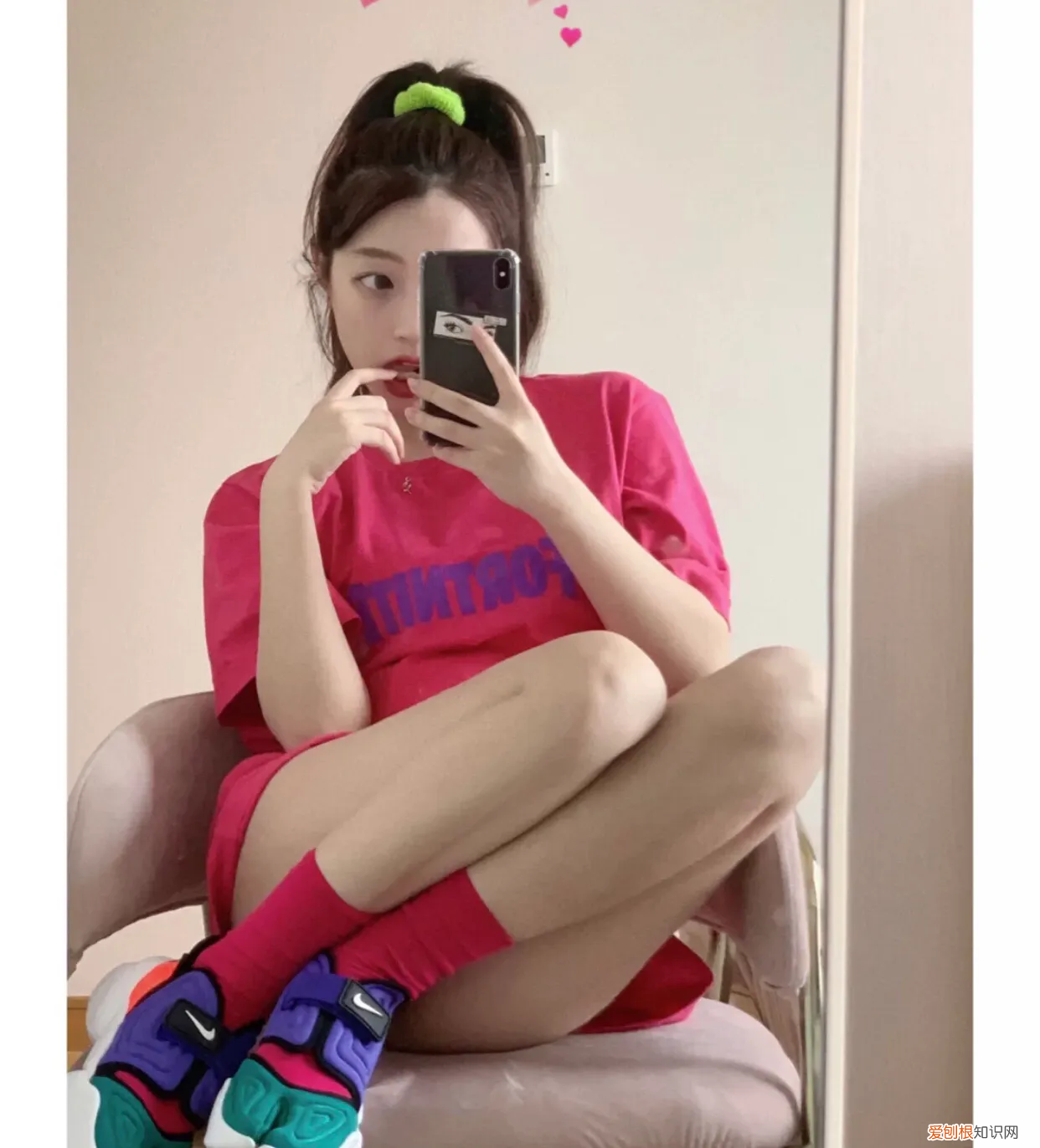 哪个颜色的衣服最显皮肤白 绿色显皮肤白还是黑