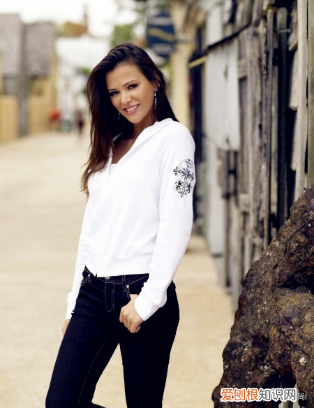 西洋美人低调秀民族穿搭 西洋美女