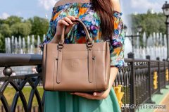 hold the bag是什么意思？ bag是什么意思