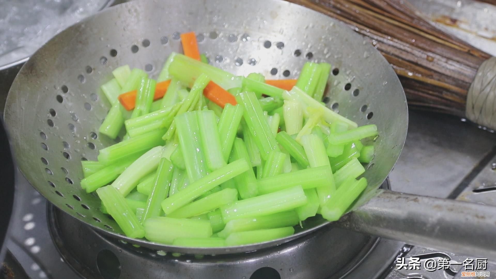 芹菜炒肉万万不可直接下锅方法 芹菜炒肉丝