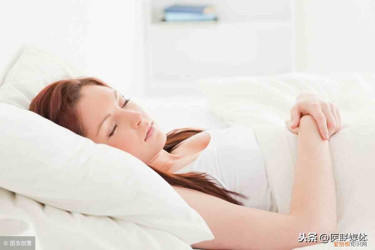 晚上睡觉时口干舌燥 晚上睡觉口干舌燥是怎么回事