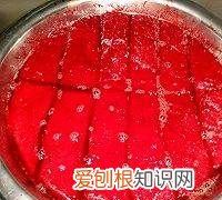新鲜猪血怎么煮成血块，生猪血怎么做成血块视频