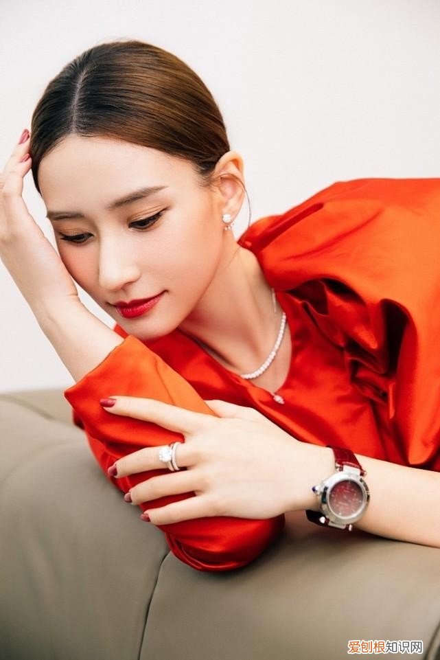 橘色配黑裤，肤色白了亮度还挺高级 橙色配什么颜色好看