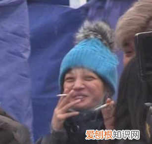 蔡徐坤私下抽烟吗?蔡徐坤被偷拍疑似抽烟